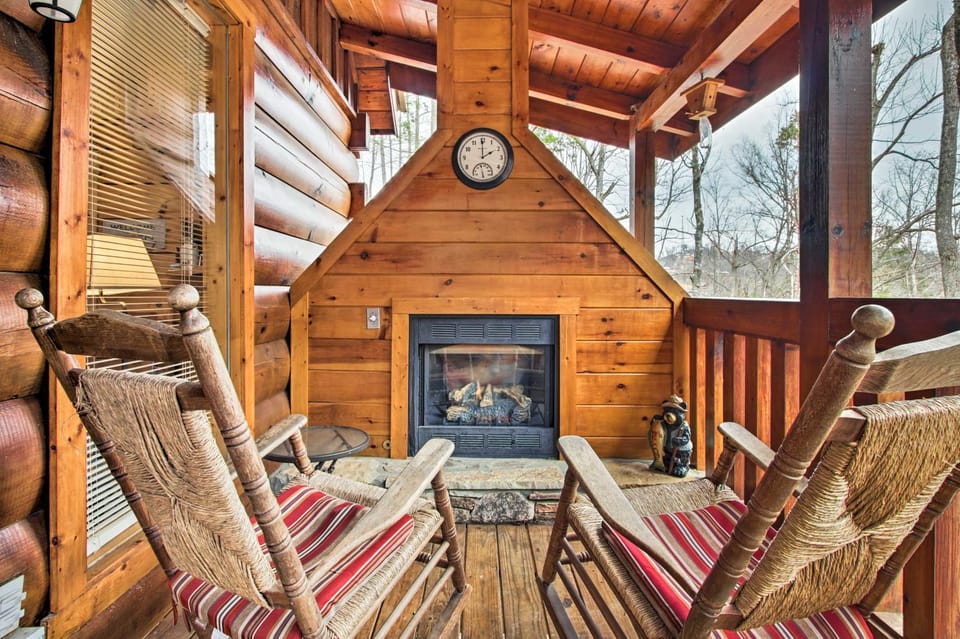 Gatlinburg Mountainside Escape w/ Deck & Hot Tub! House in Gatlinburg