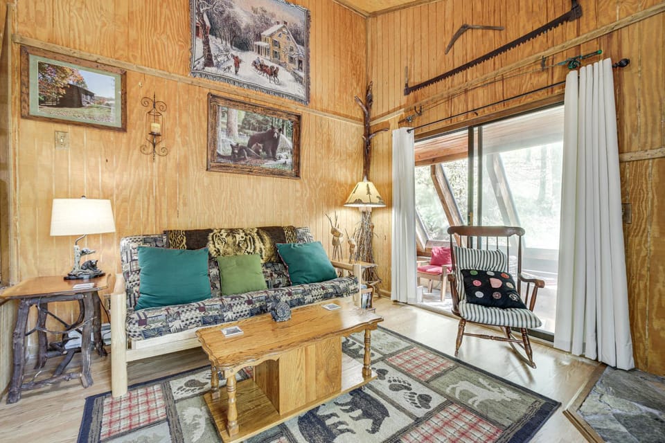 Spring Creekside Getaway at Whittier Cabin with Deck Cabin in Qualla