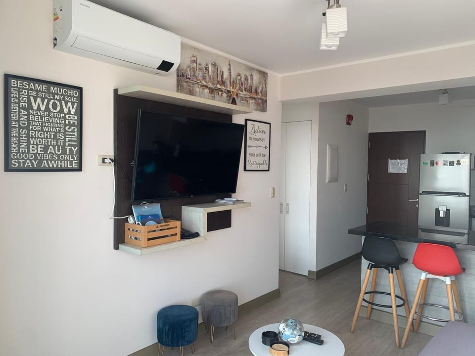 Communal lounge/ TV room, TV and multimedia, Living room, Evening entertainment, air conditioner
