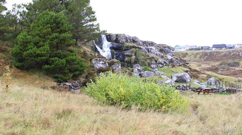 Day, Neighbourhood, Natural landscape, Seating area, Hiking, Autumn, On site