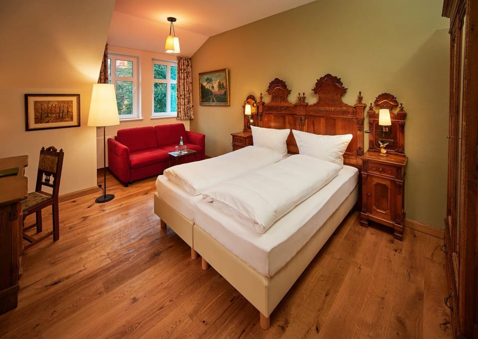 Bed, Living room, Photo of the whole room, Seating area, Bedroom