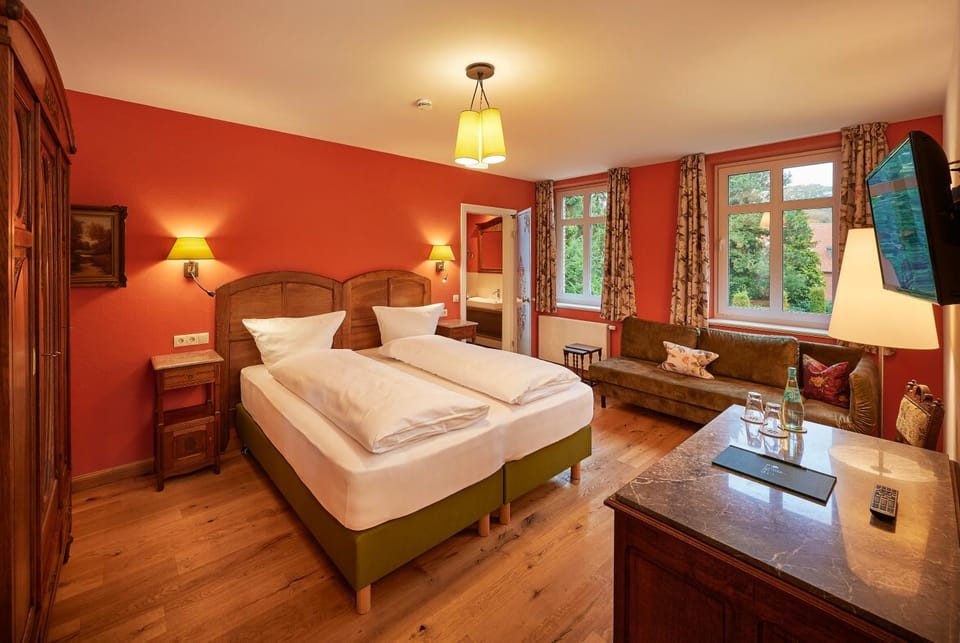 Bed, Photo of the whole room, Seating area, Bedroom