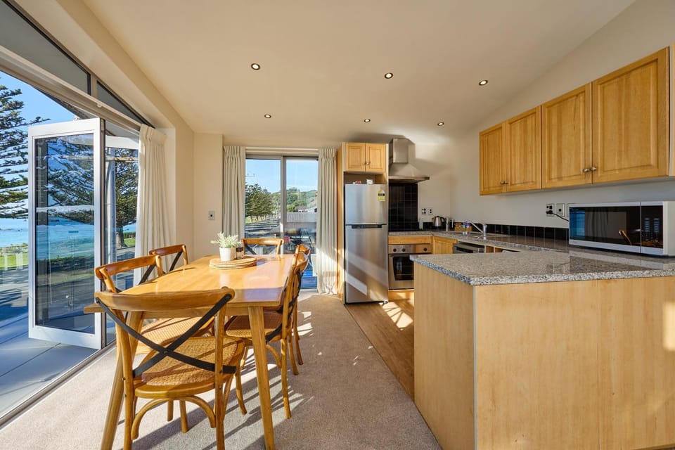 Kitchen or kitchenette, Dining area, Sea view
