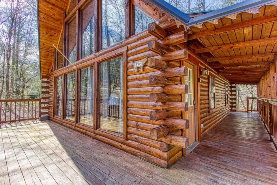 A Waterfall Retreat- Waterfall, Cozy Cabin Retreat in the Smokies Comfort & Fun for All Cabin in Sevier County
