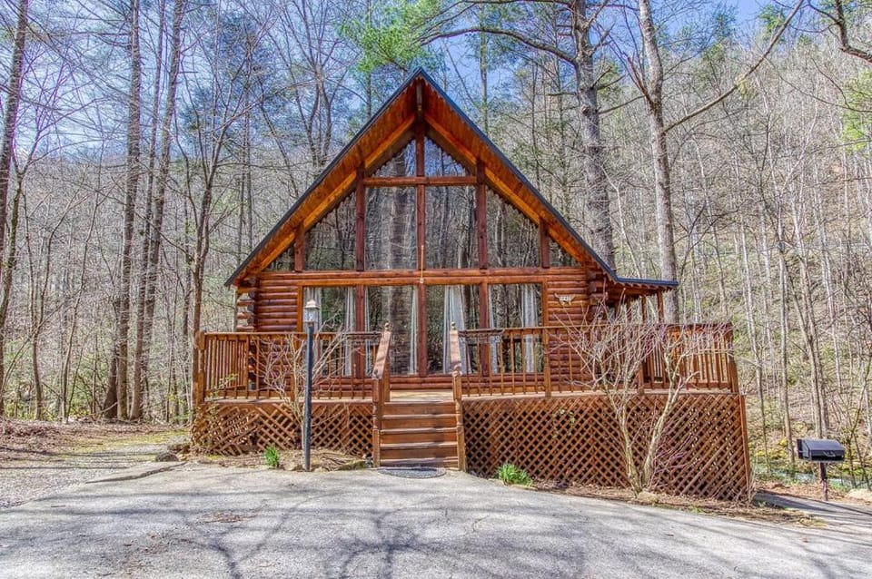 A Waterfall Retreat- Waterfall, Cozy Cabin Retreat in the Smokies Comfort & Fun for All Cabin in Sevier County