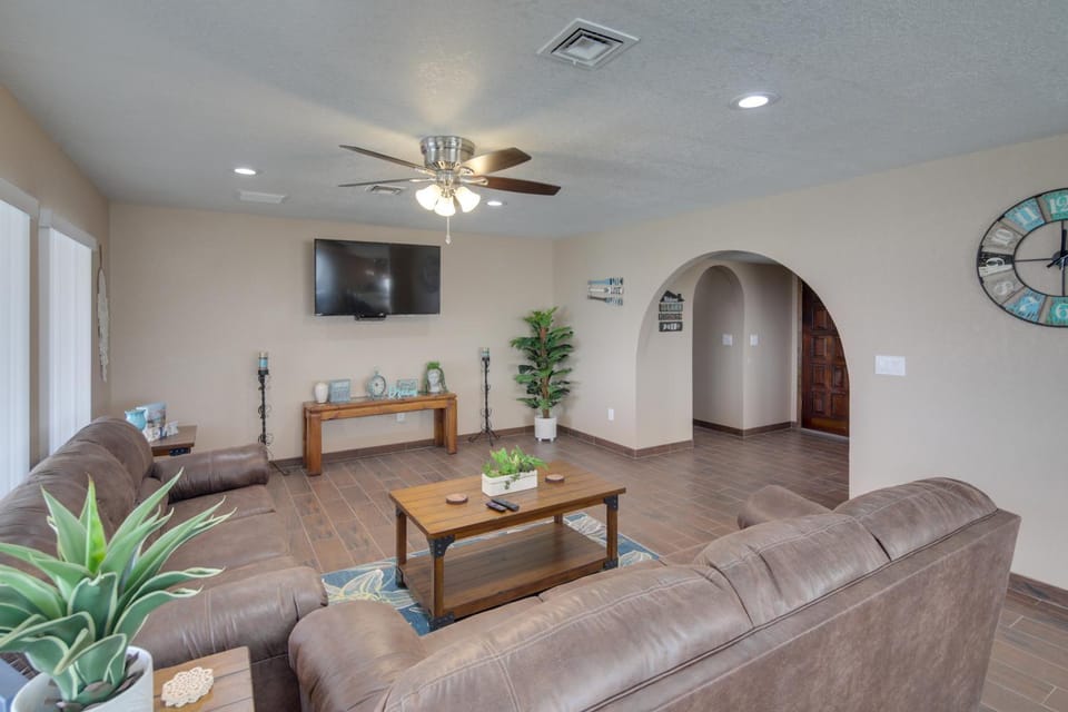 2 Mi to Lake Havasu: Private Oasis w/ Pool & Views House in Lake Havasu City