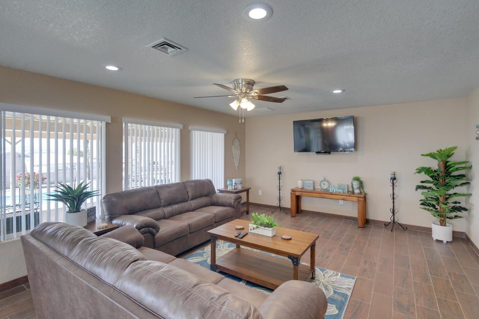 2 Mi to Lake Havasu: Private Oasis w/ Pool & Views House in Lake Havasu City