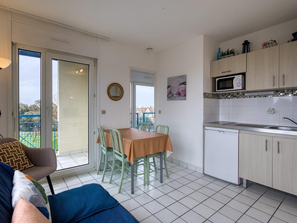 Châtelaillon-Plage : T2 panoramique sur la mer pour 2 avec piscine - FR-1-258-185 Apartment in Nouvelle-Aquitaine