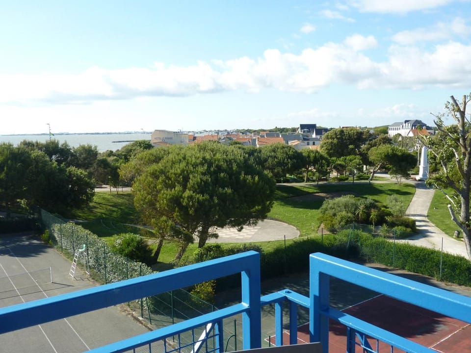 Châtelaillon-Plage : T2 panoramique sur la mer pour 2 avec piscine - FR-1-258-185 Apartment in Nouvelle-Aquitaine