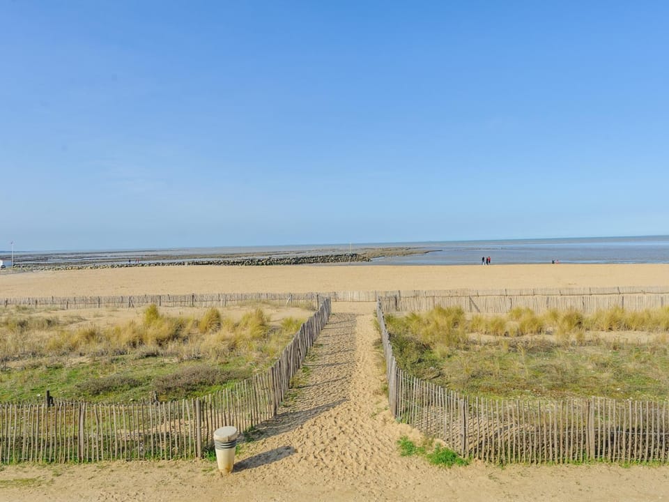 Studio face mer pour 2 pers à Châtelaillon-Plage avec parking - FR-1-258-197 Apartment in Nouvelle-Aquitaine