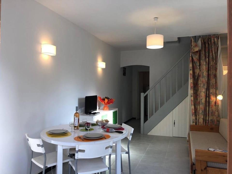 Studio Mezzanine avec Jardin Privatif, Parking et Clim - Saint-Raphaël - FR-1-226A-81 Apartment in Saint-Raphael
