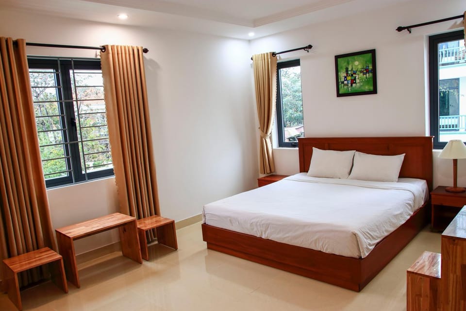 Bed, Photo of the whole room, Decorative detail, Bedroom, City view