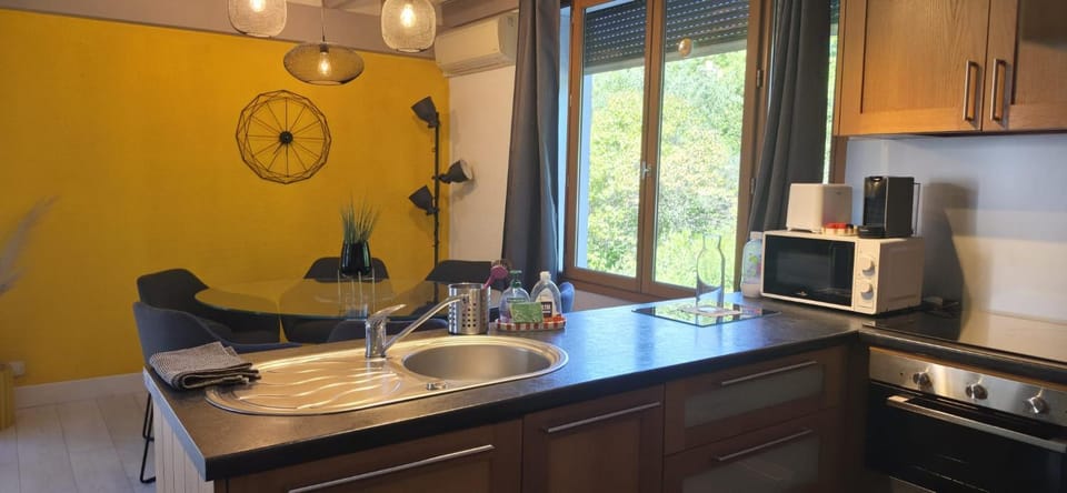 Coffee/tea facilities, Kitchen or kitchenette, Dining area, dishwasher, oven, stove, toaster