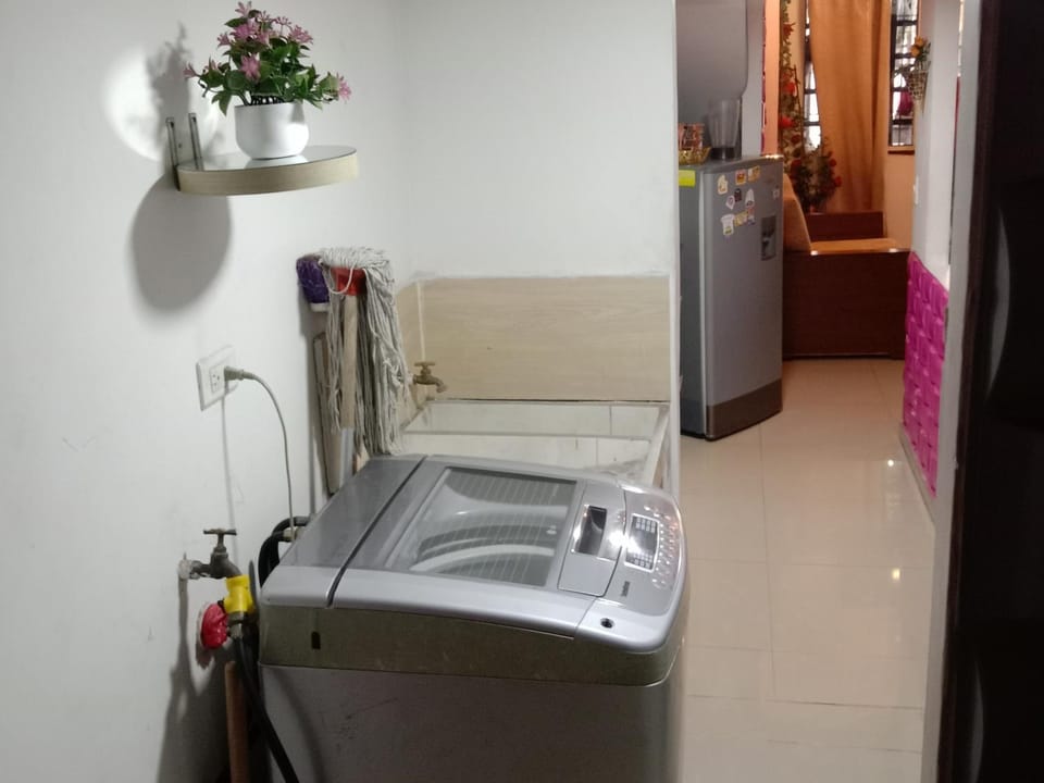 APARTAMENTO PARA TRES PERSONAS a 10 minutos del centro de eventos valle del pacifico y a la misma distancia del centro de la ciudad Y también a 300 mts del Orquideorama Apartment in Cali