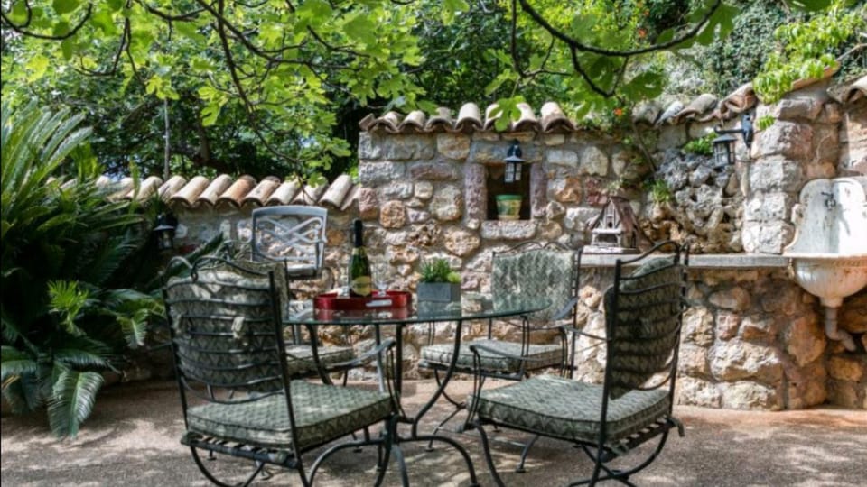 Holiday Homes Sunset Hill House in Budva Municipality