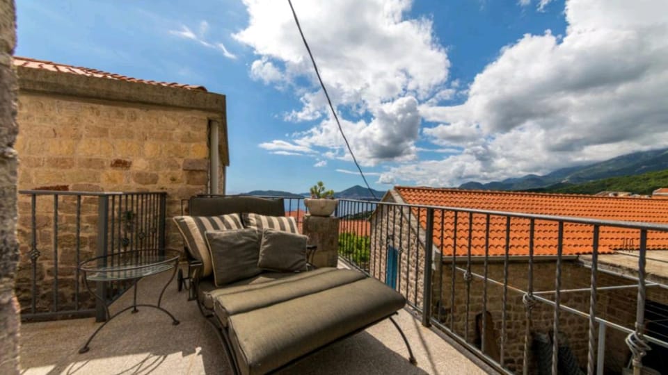 Holiday Homes Sunset Hill House in Budva Municipality