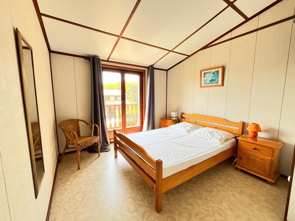 Domaine de vacances à 600m de la plage, villa climatisée 3 chambres 7 couchages WIFI animations piscines en suppléments LRTAMJ36 Villa in Portiragnes