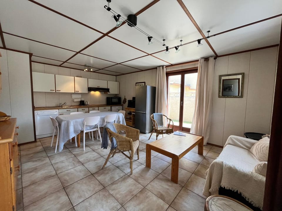 Domaine de vacances à 600m de la plage, villa climatisée 3 chambres 7 couchages WIFI animations piscines en suppléments LRTAMJ36 Villa in Portiragnes