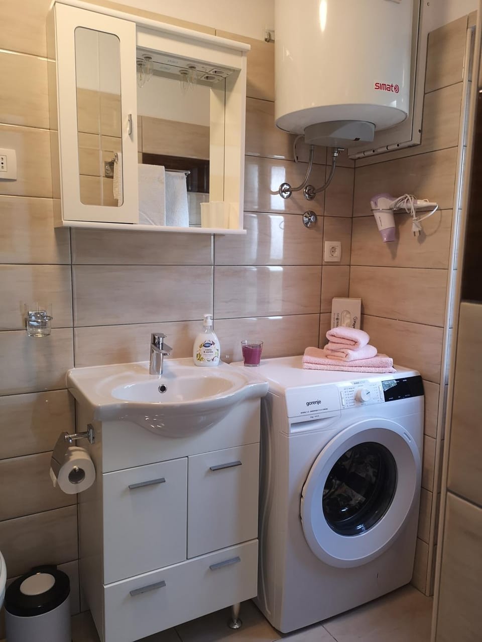 Bathroom, towels, washing machine