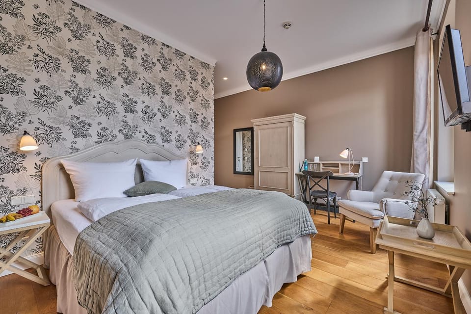 Bed, Living room