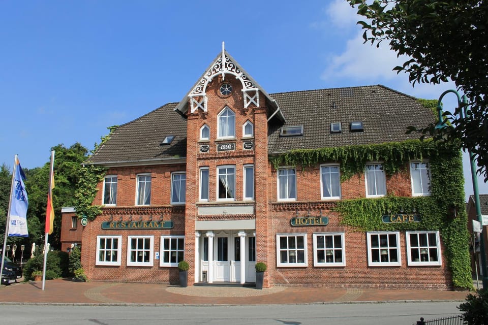 Facade/entrance, Decorative detail, Street view