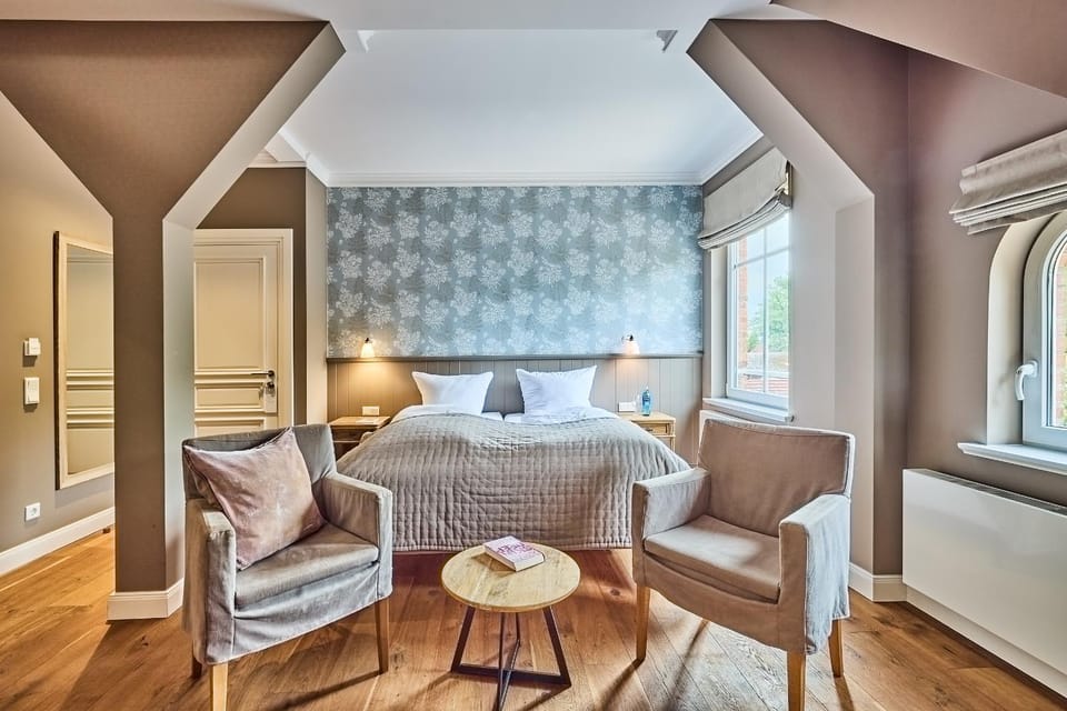 Bed, Living room, Photo of the whole room, Seating area, Bedroom