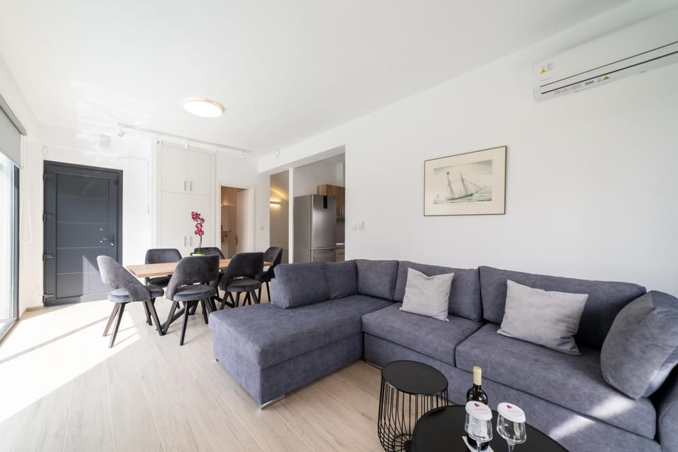 Living room, Seating area, Dining area, air conditioner