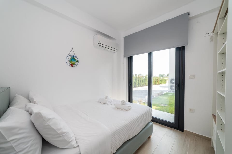 Bed, Photo of the whole room, Bedroom, towels, air conditioner