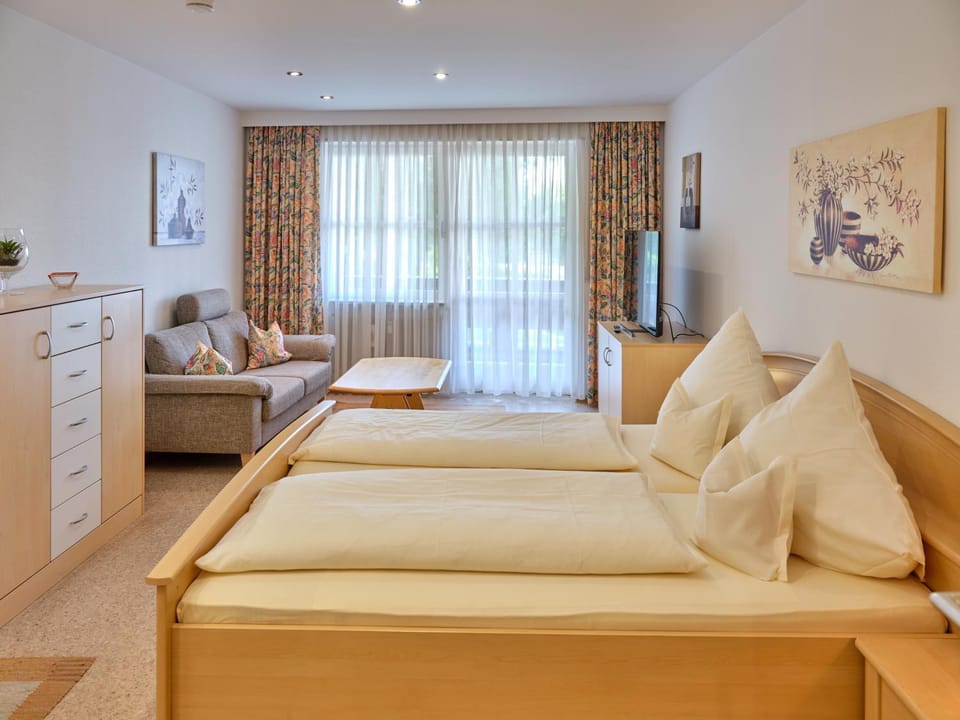 Bed, TV and multimedia, Living room, Photo of the whole room, Seating area