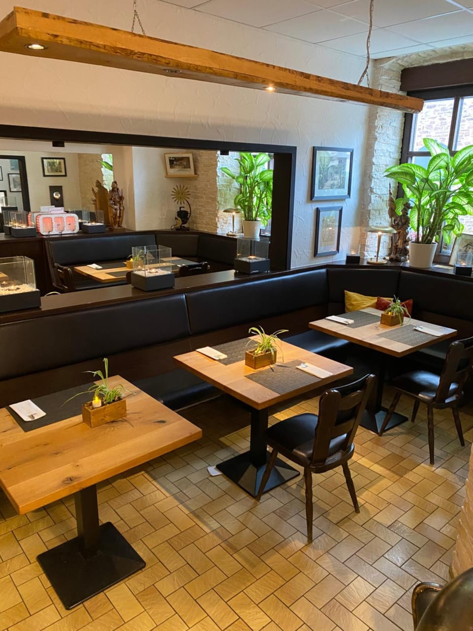 Restaurant/places to eat, Restaurant/places to eat, Seating area