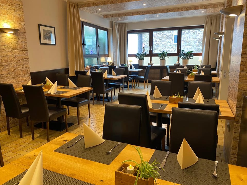 Restaurant/places to eat, Banquet/Function facilities, Seating area, Meeting/conference room