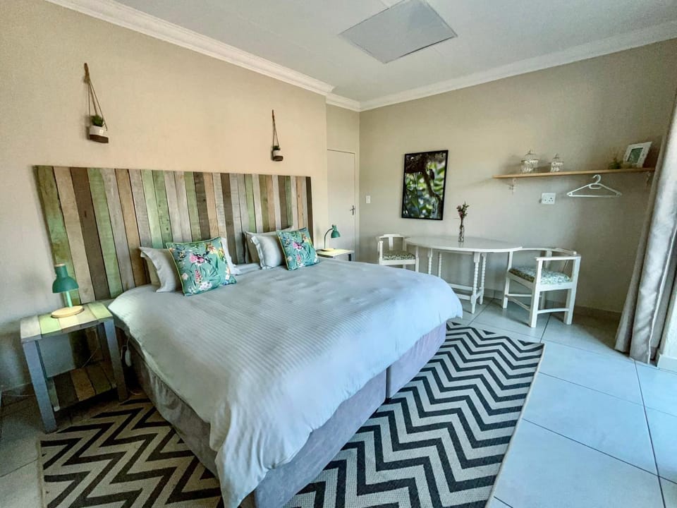 Bed, Dining area, Bedroom