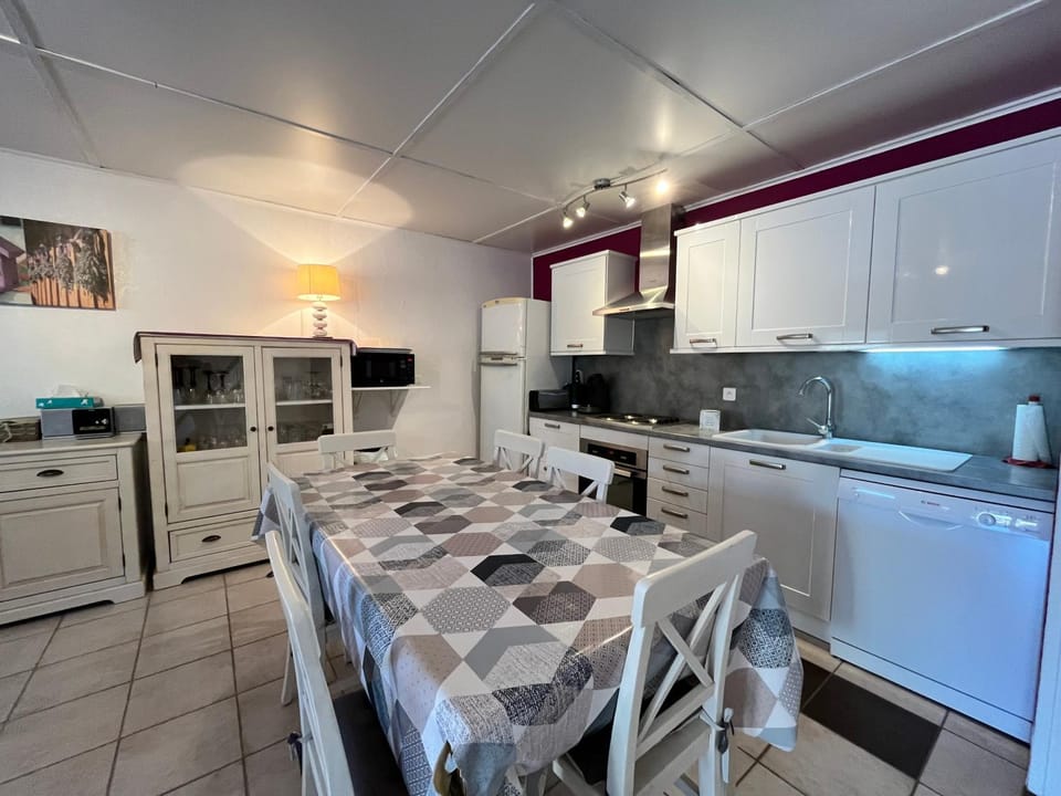 Domaine de vacances à 600m de la plage villa 3 chambres climatisées, 7 couchages, WIFI, terrasse, parking, animations et piscines en supplément LRPDSR8 Villa in Portiragnes