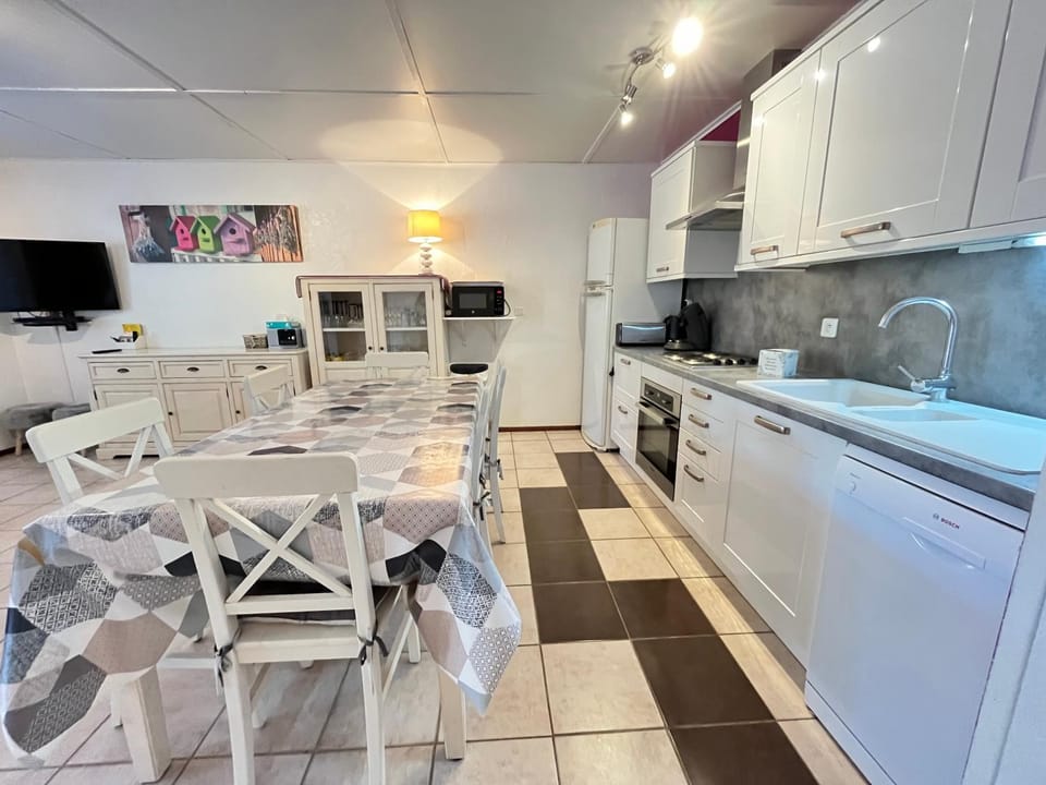 Domaine de vacances à 600m de la plage villa 3 chambres climatisées, 7 couchages, WIFI, terrasse, parking, animations et piscines en supplément LRPDSR8 Villa in Portiragnes