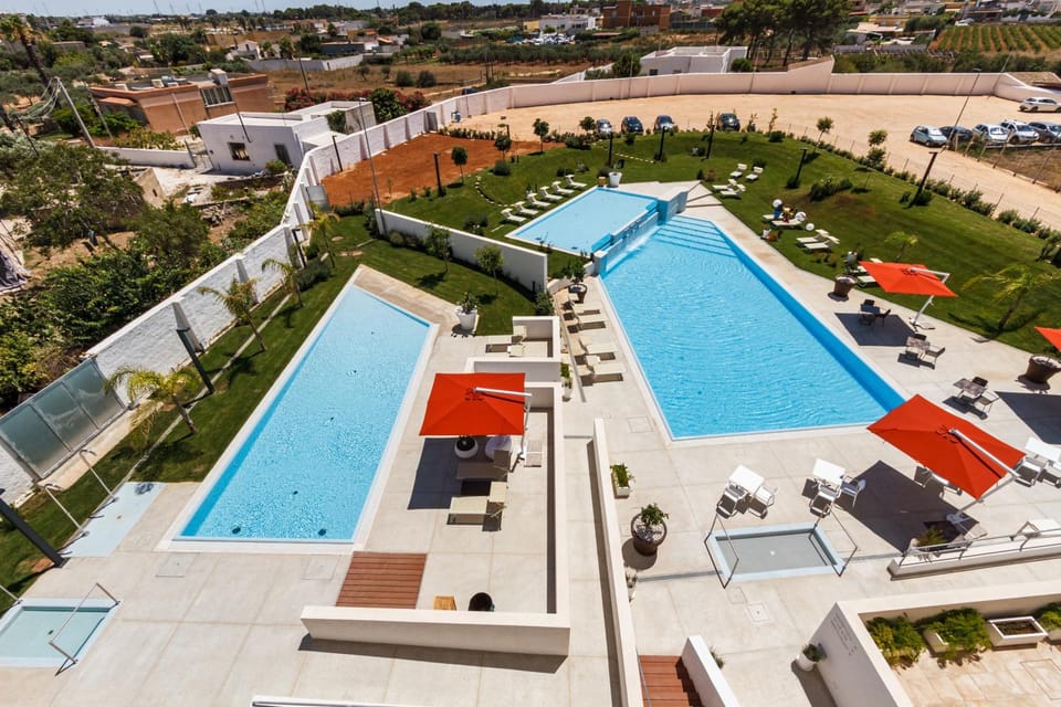 Pool view, Parking