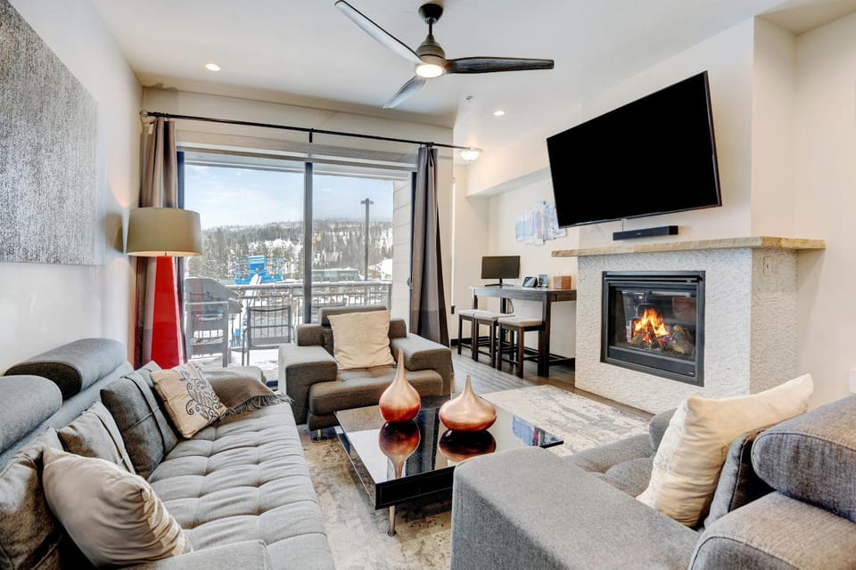 TV and multimedia, Living room, fireplace