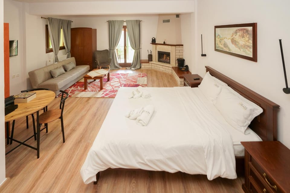 Coffee/tea facilities, Kitchen or kitchenette, fireplace, flat iron