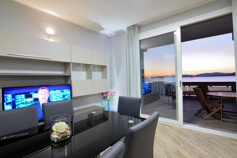 Communal lounge/ TV room, TV and multimedia, Sunset