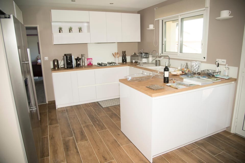 Coffee/tea facilities, dishwasher, stove