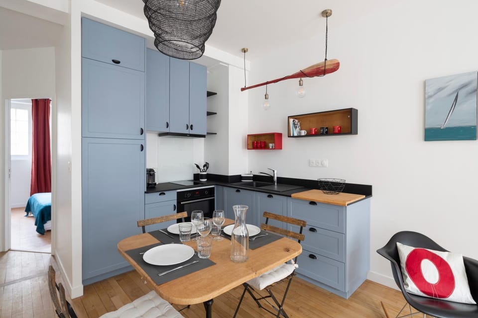 Kitchen or kitchenette, Dining area