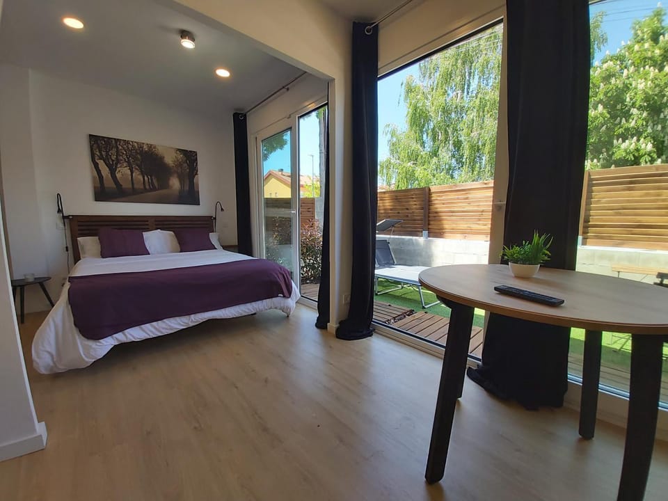 Photo of the whole room, Garden view