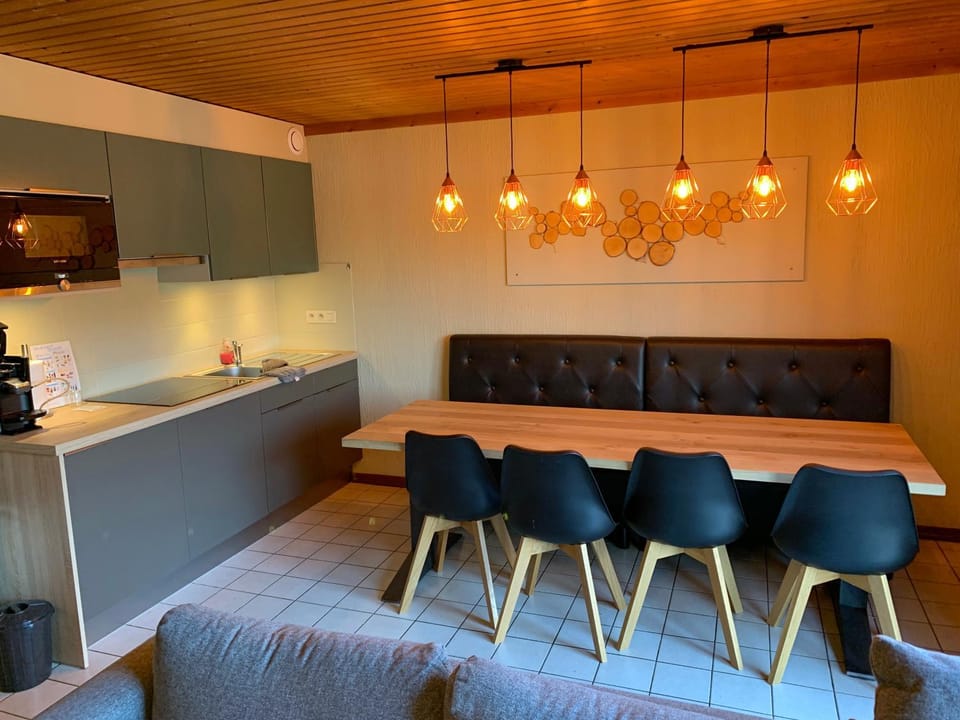 Kitchen or kitchenette, Dining area