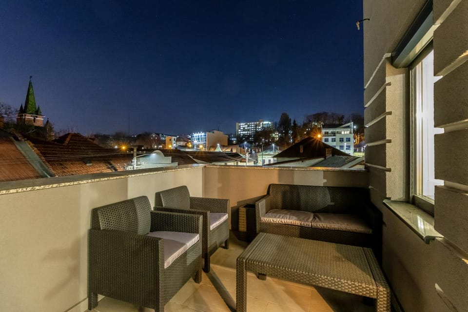 Balcony/Terrace, Street view
