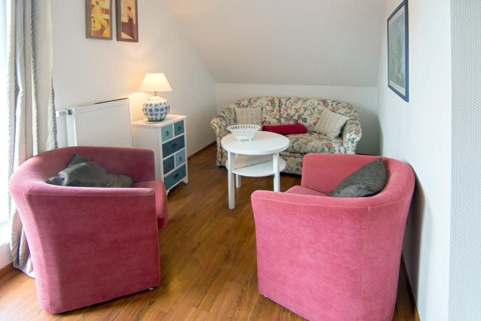 Photo of the whole room, Seating area