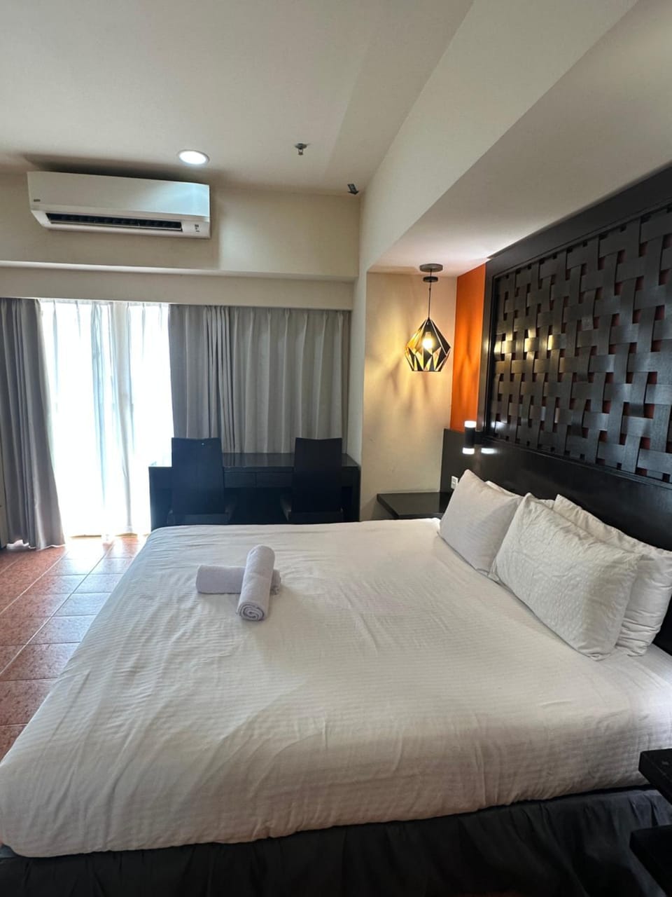 Bed, Bedroom, towels, air conditioner