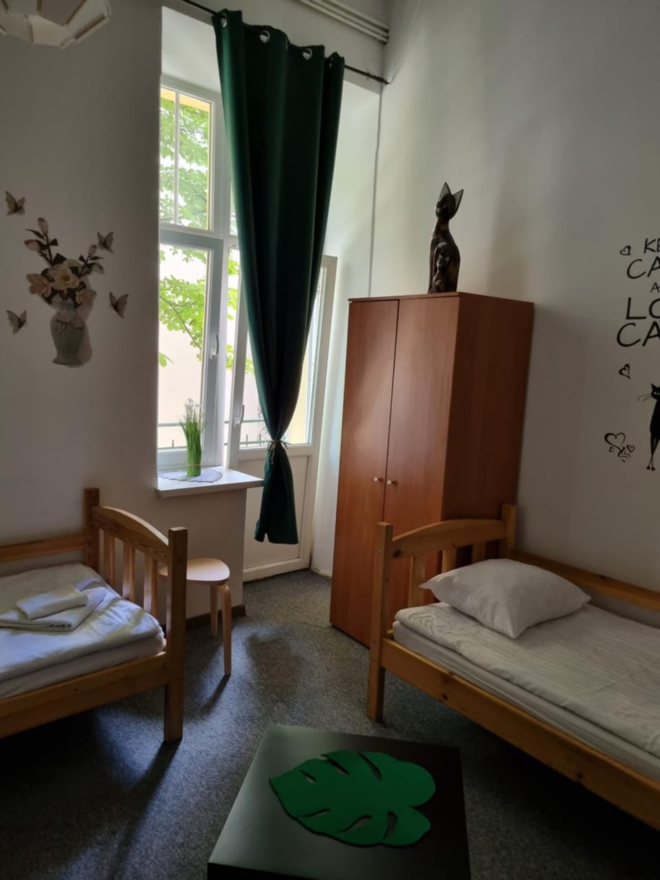 Bed, Photo of the whole room, Bedroom, hair dresser, towels