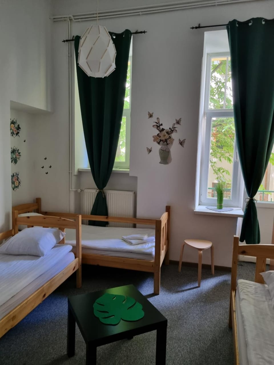 Bed, Photo of the whole room, Seating area, Bedroom, hair dresser, towels