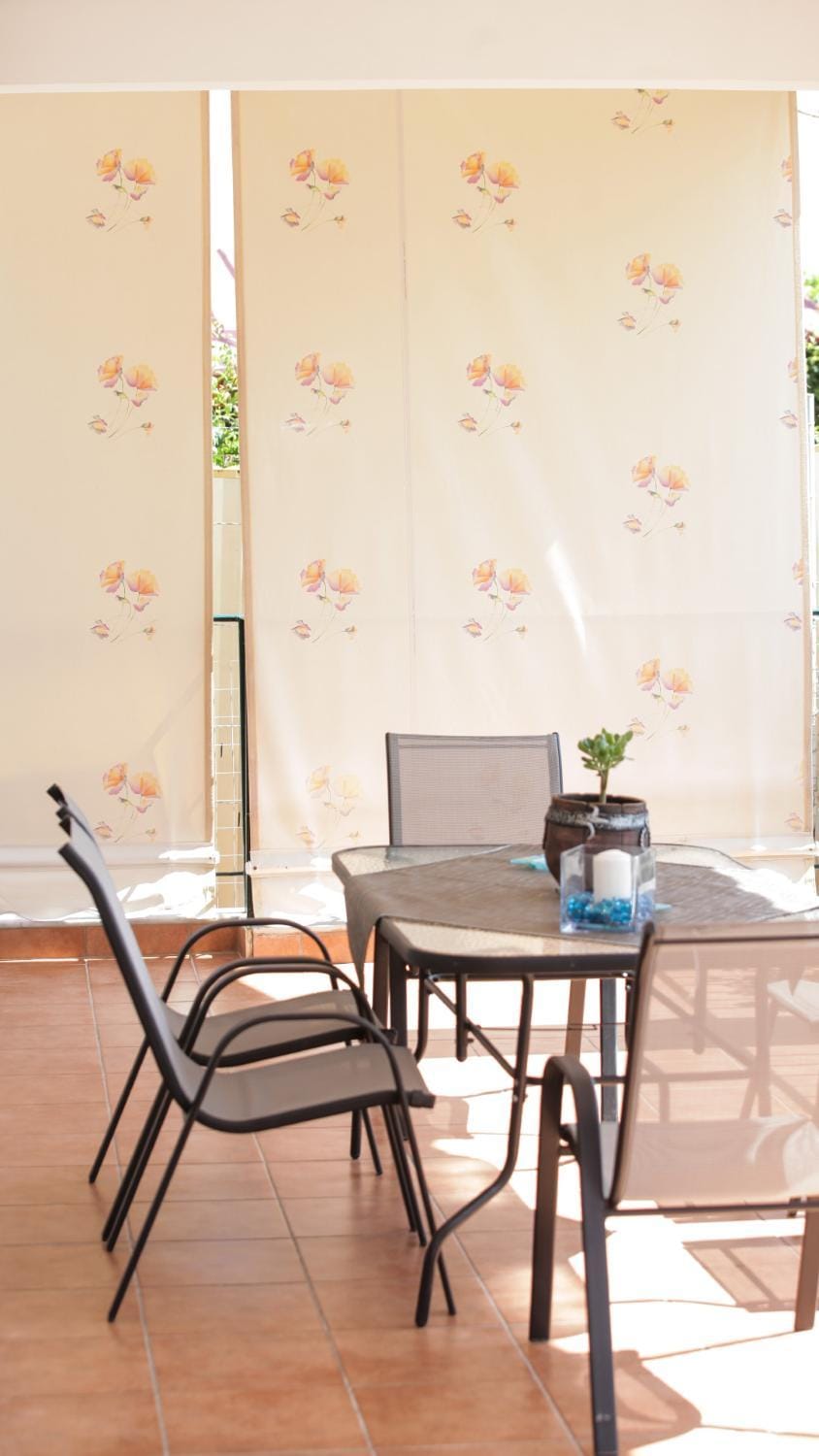 Day, Seating area, Dining area