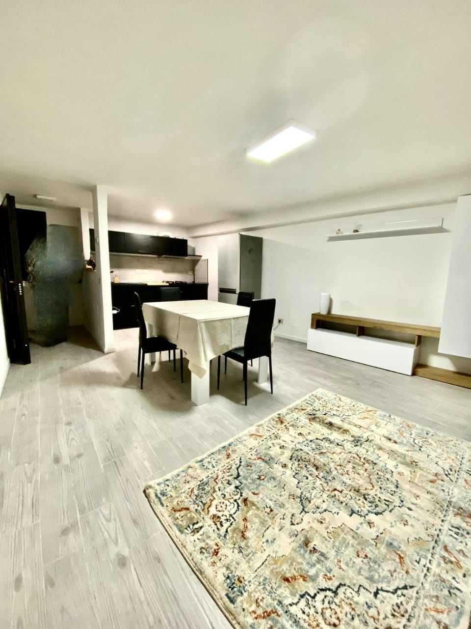 Kitchen or kitchenette, Living room, Seating area, Dining area
