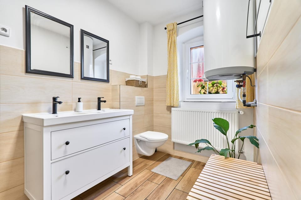 Toilet, Bathroom, towels